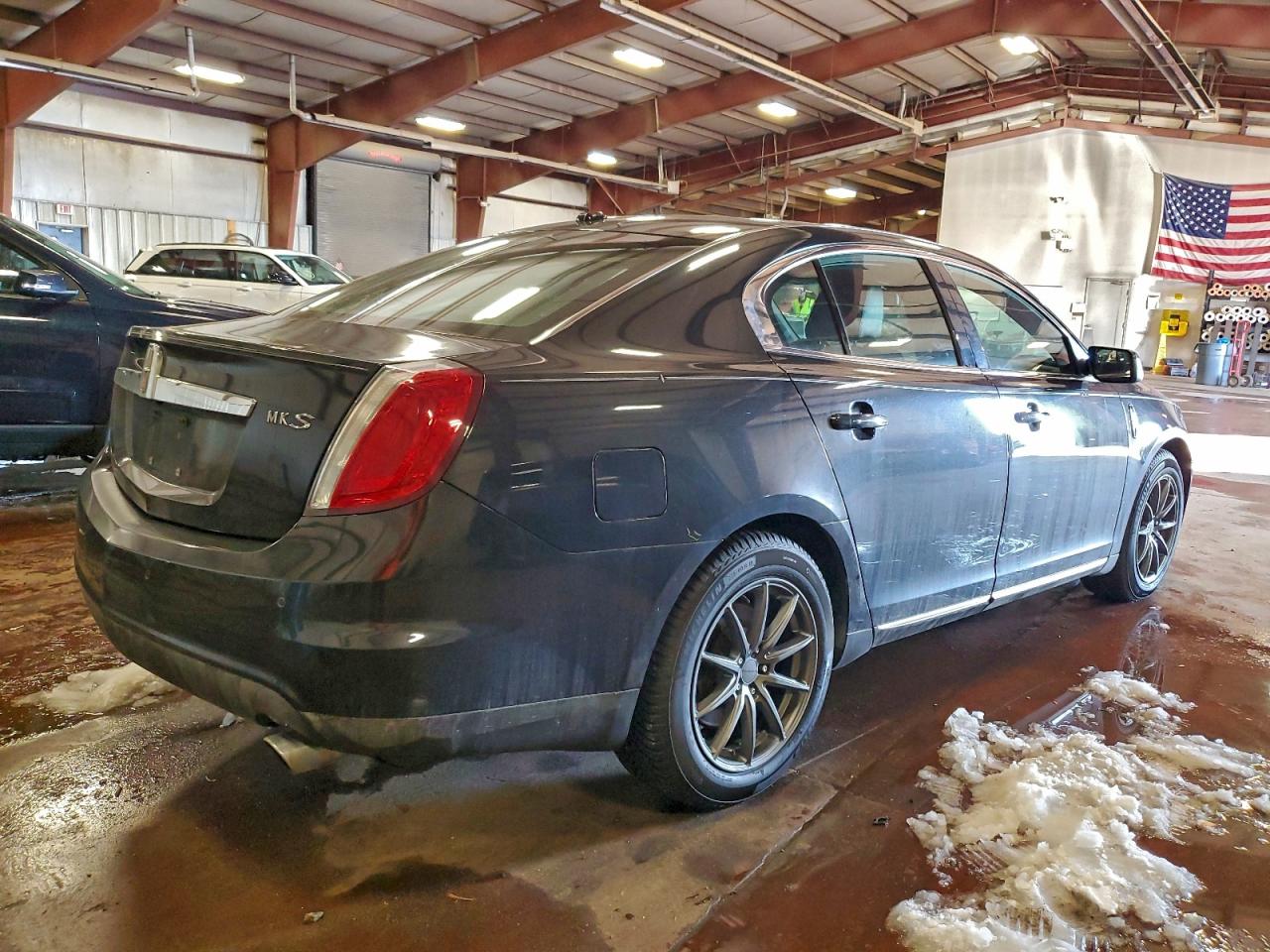 2010 LINCOLN MKS photo 3