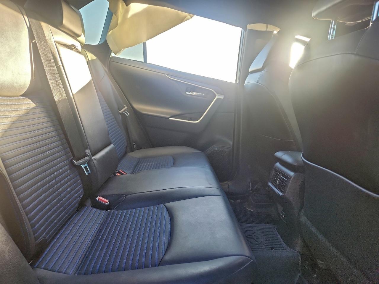 2022 TOYOTA RAV4 XSE photo 31