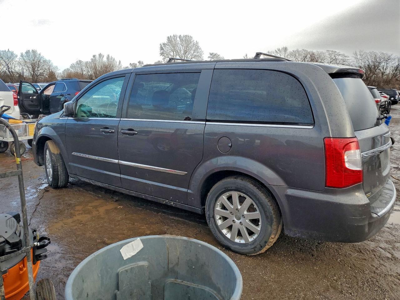 2015 CHRYSLER TOWN & COUNTRY TOURING photo 2
