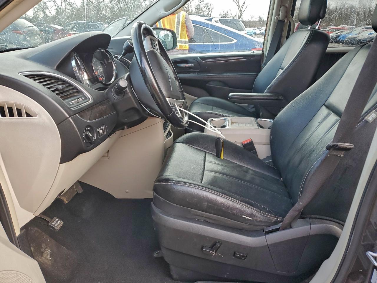 2015 CHRYSLER TOWN & COUNTRY TOURING photo 7