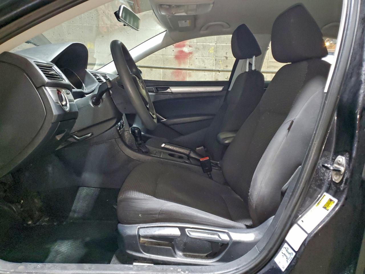 2017 VOLKSWAGEN PASSAT S photo 7