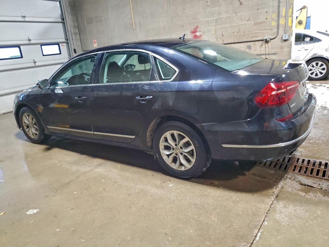 2017 VOLKSWAGEN PASSAT S photo 2