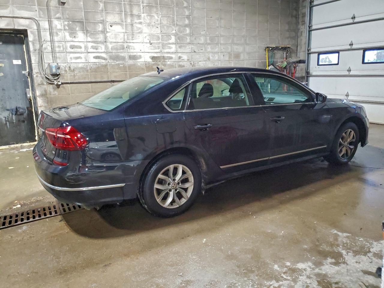 2017 VOLKSWAGEN PASSAT S photo 3