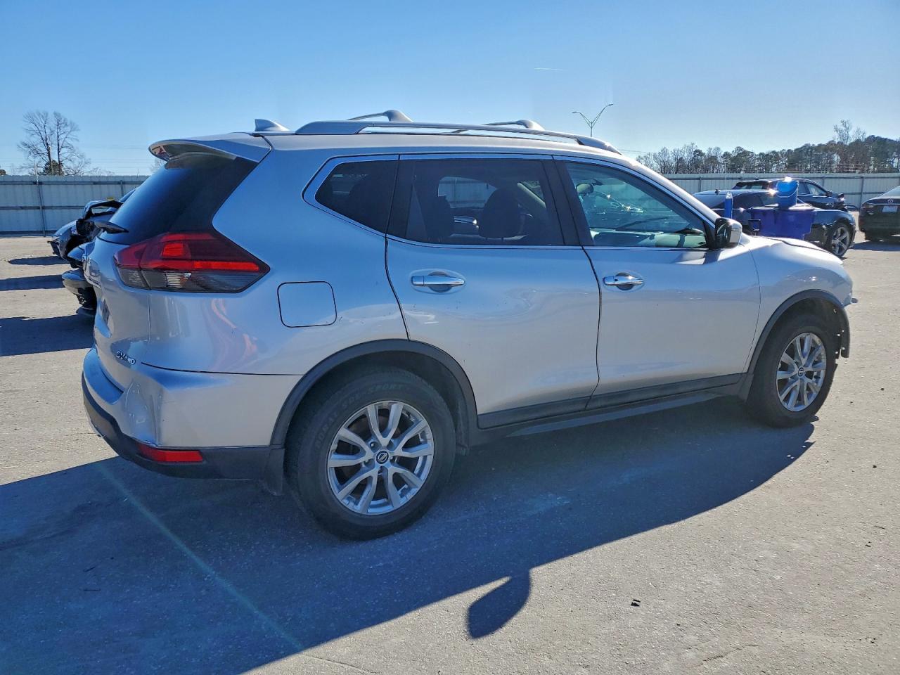 2017 NISSAN ROGUE SV photo 3