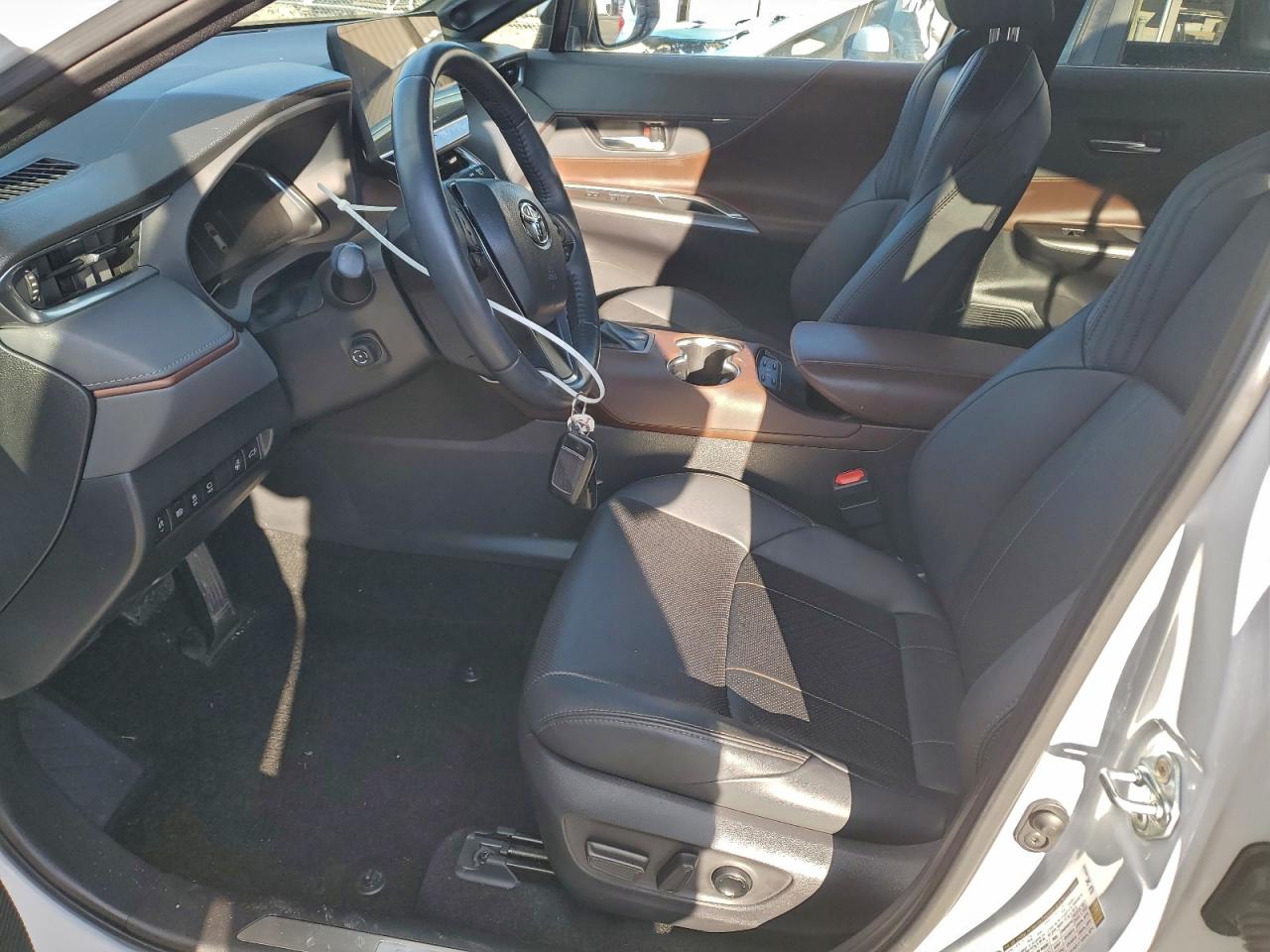 2024 TOYOTA VENZA LE photo 7