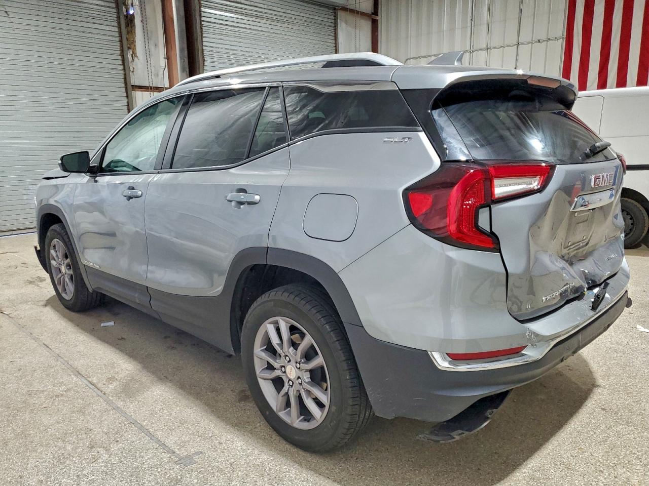 2024 GMC TERRAIN SLT photo 2