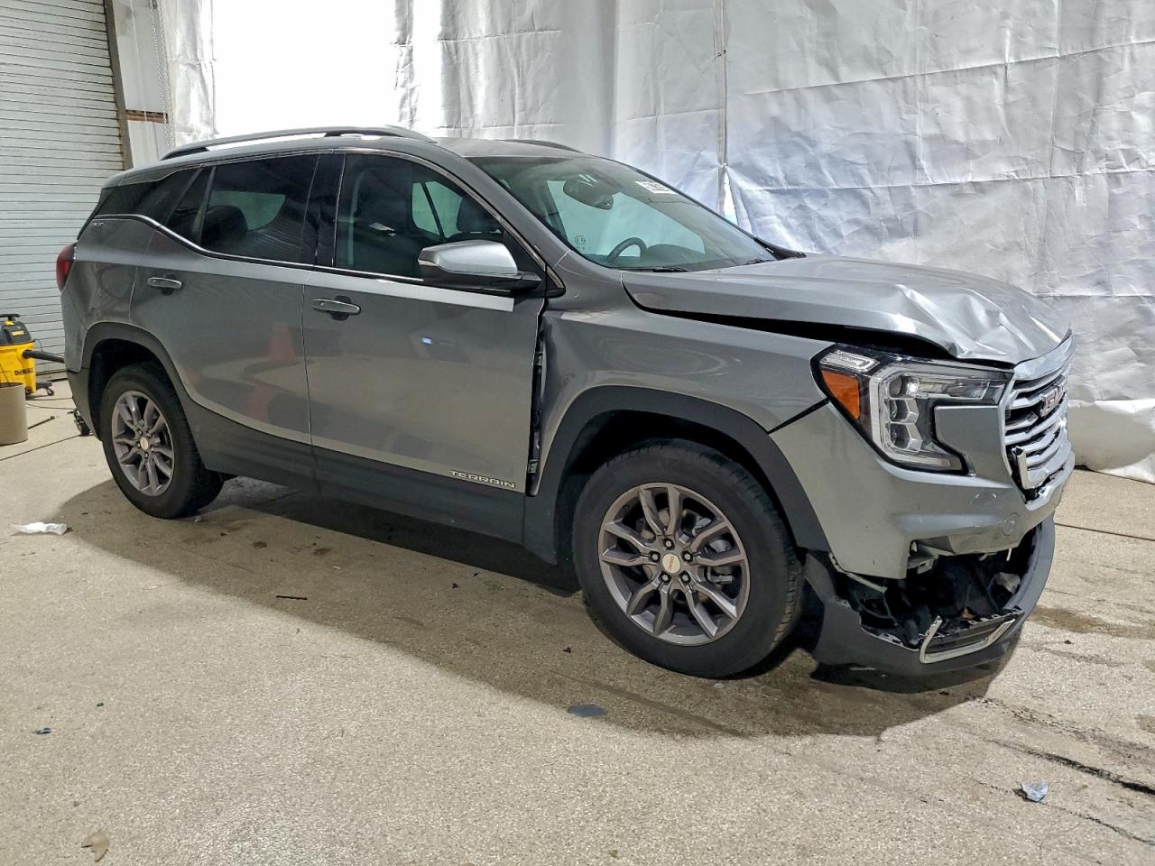 2024 GMC TERRAIN SLT photo 4