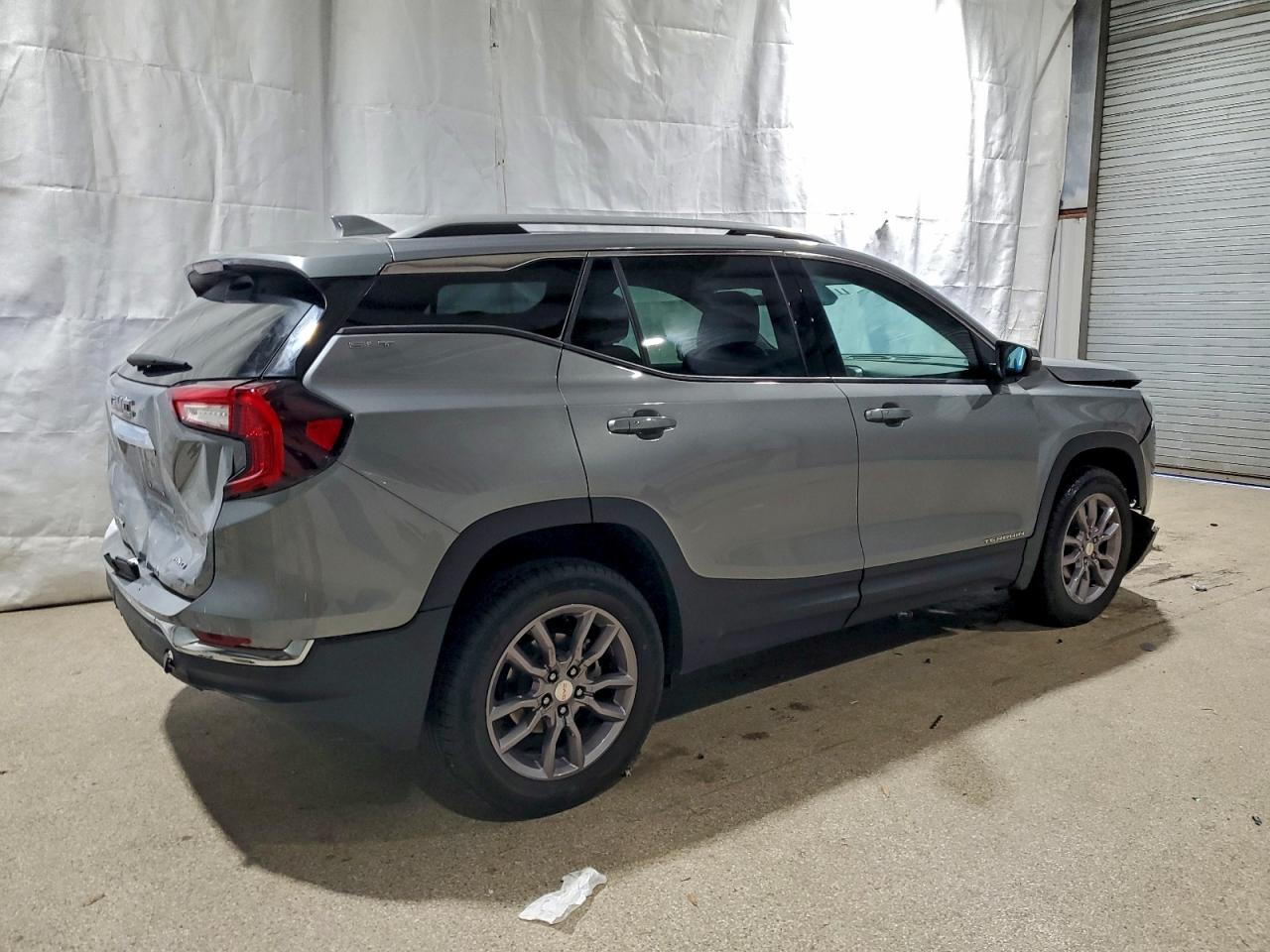 2024 GMC TERRAIN SLT photo 3