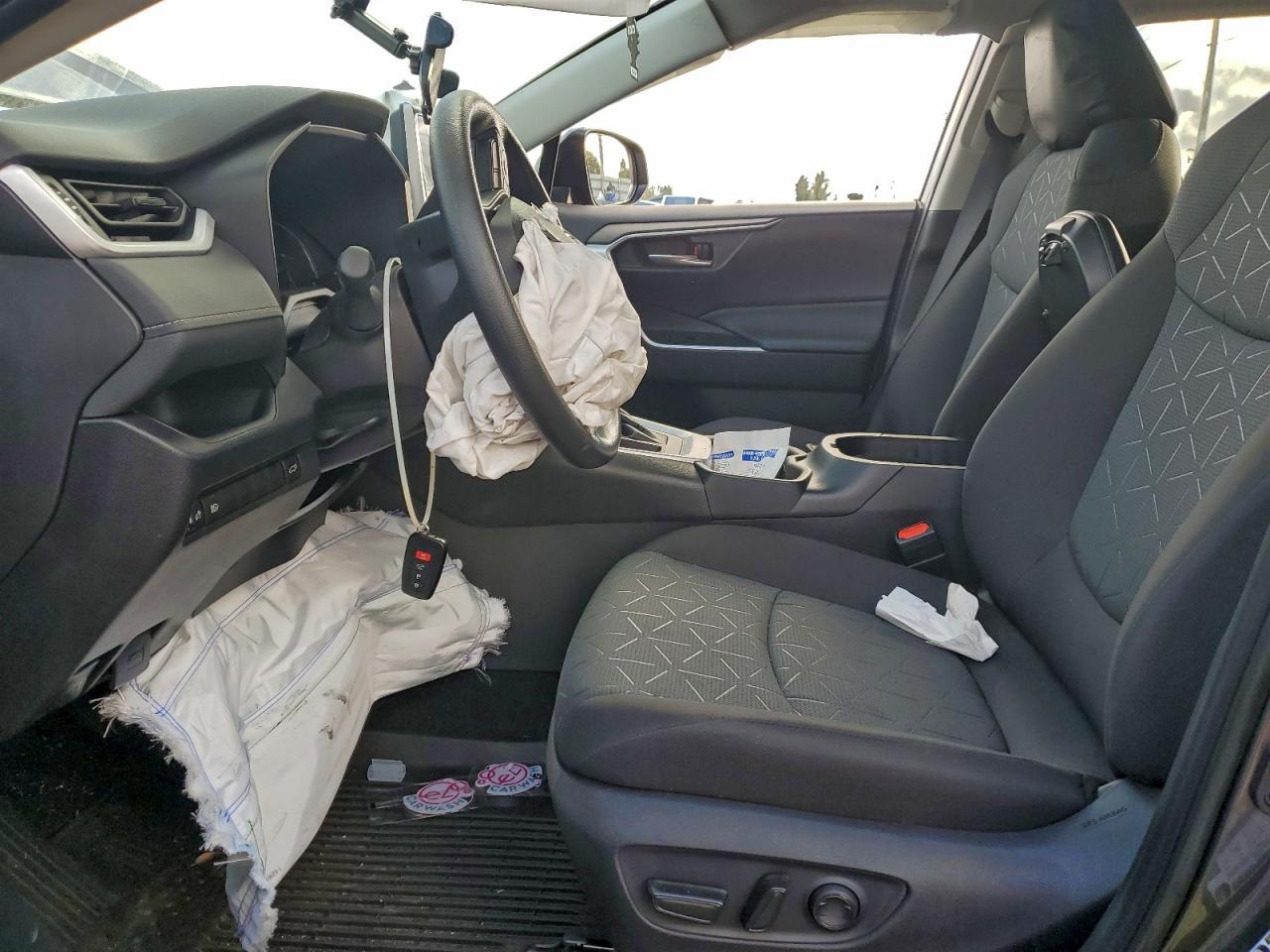 2025 TOYOTA RAV4 XLE photo 7