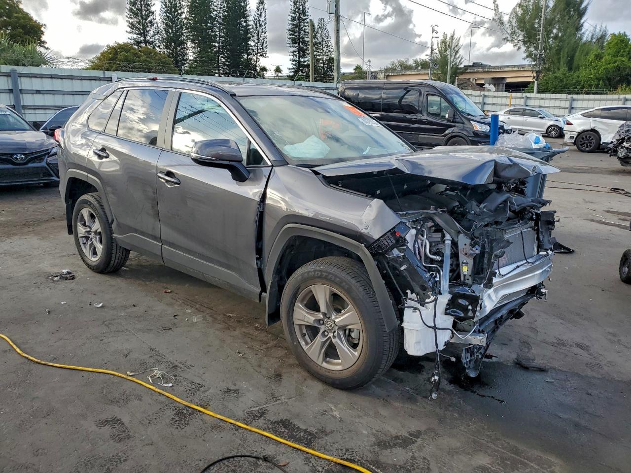 2025 TOYOTA RAV4 XLE photo 4