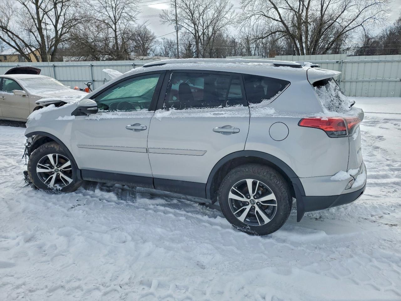 2016 TOYOTA RAV4 XLE photo 2