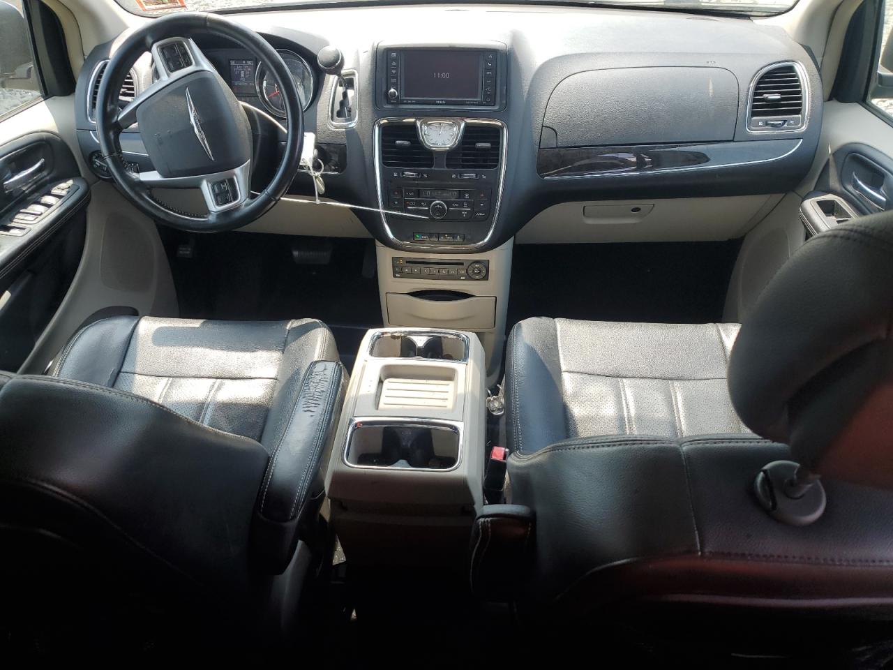 2013 CHRYSLER TOWN & COUNTRY TOURING L photo 8