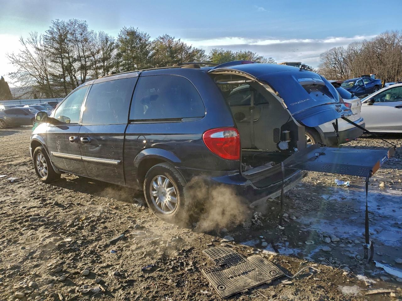 2005 CHRYSLER TOWN & COUNTRY TOURING photo 2