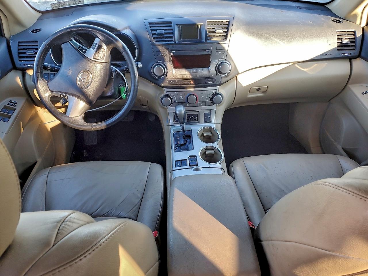 2011 TOYOTA HIGHLANDER BASE photo 8