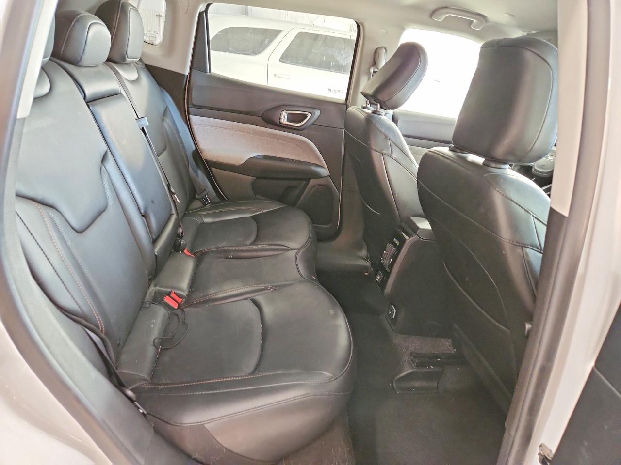 2022 JEEP COMPASS LATITUDE LUX photo 11