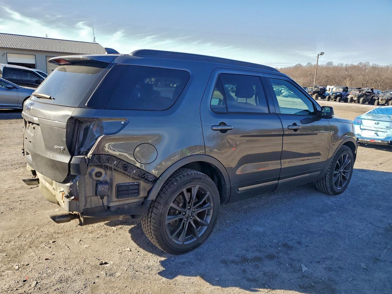 2017 FORD EXPLORER XLT photo 3