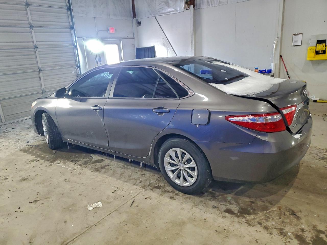 2015 TOYOTA CAMRY LE photo 2