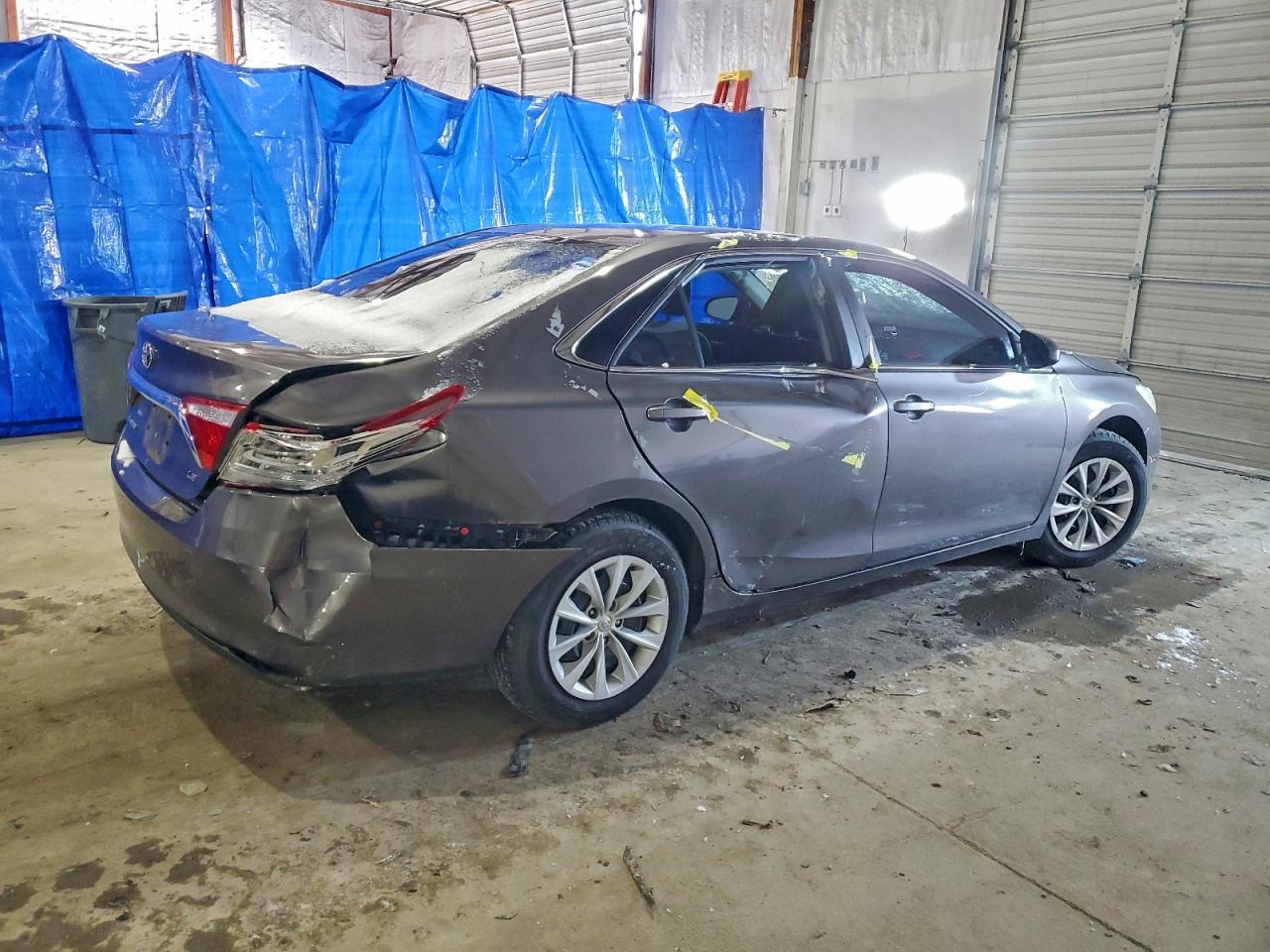 2015 TOYOTA CAMRY LE photo 3