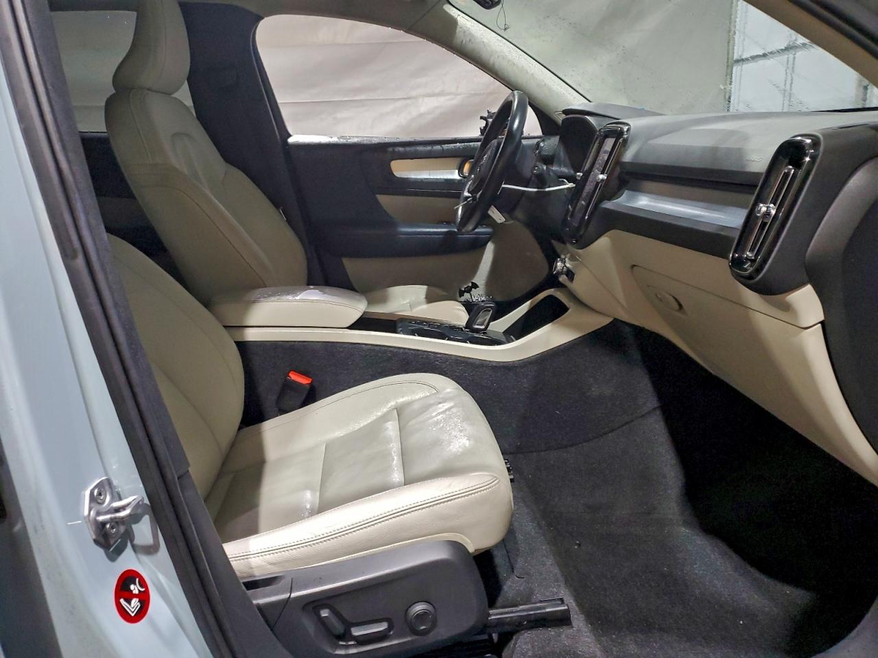 2019 VOLVO XC40 T5 MOMENTUM photo 7