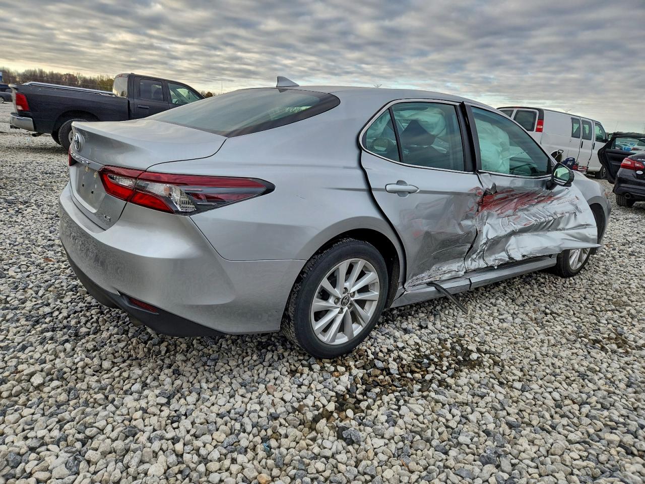 2021 TOYOTA CAMRY LE photo 3