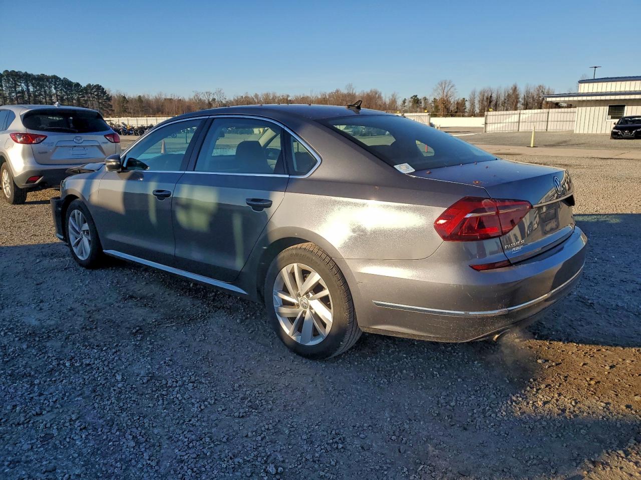 2018 VOLKSWAGEN PASSAT SE photo 2