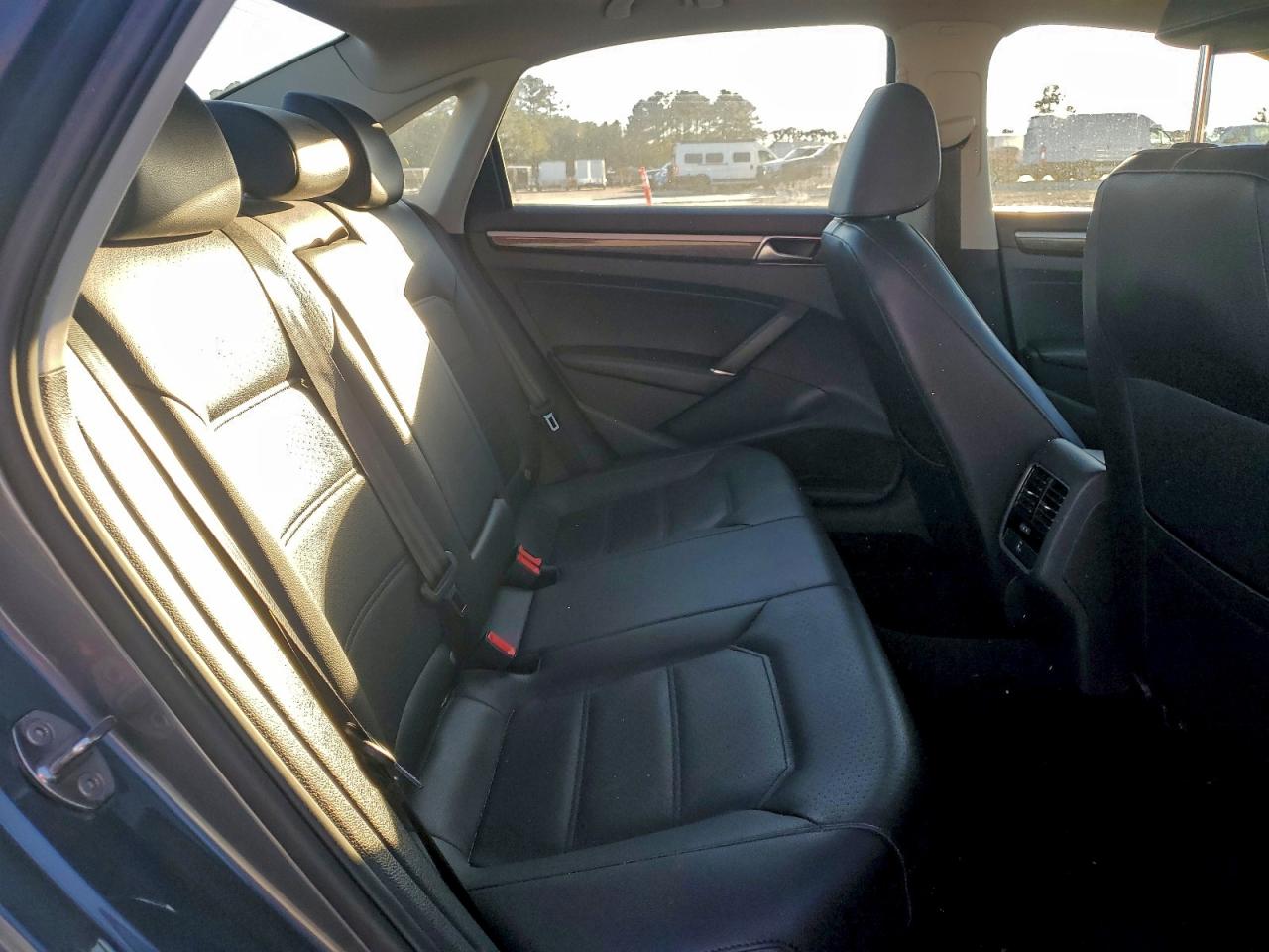 2018 VOLKSWAGEN PASSAT SE photo 10