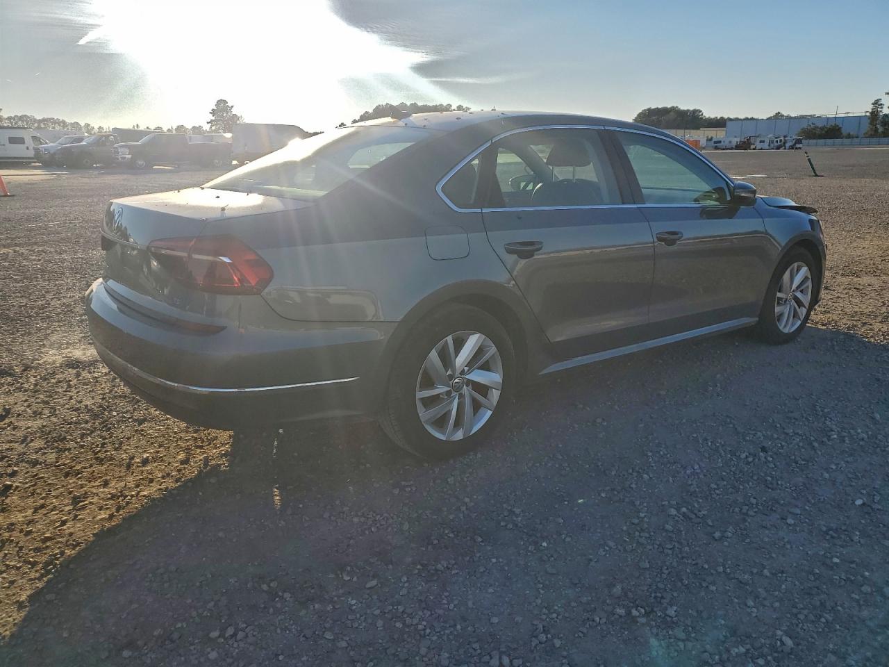2018 VOLKSWAGEN PASSAT SE photo 3