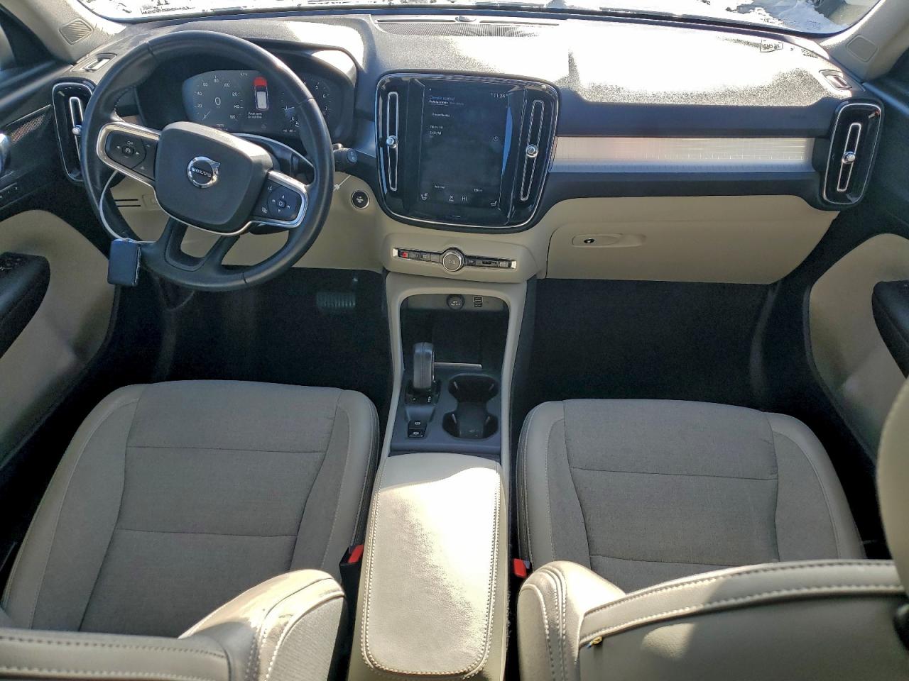 2020 VOLVO XC40 T5 MOMENTUM photo 8