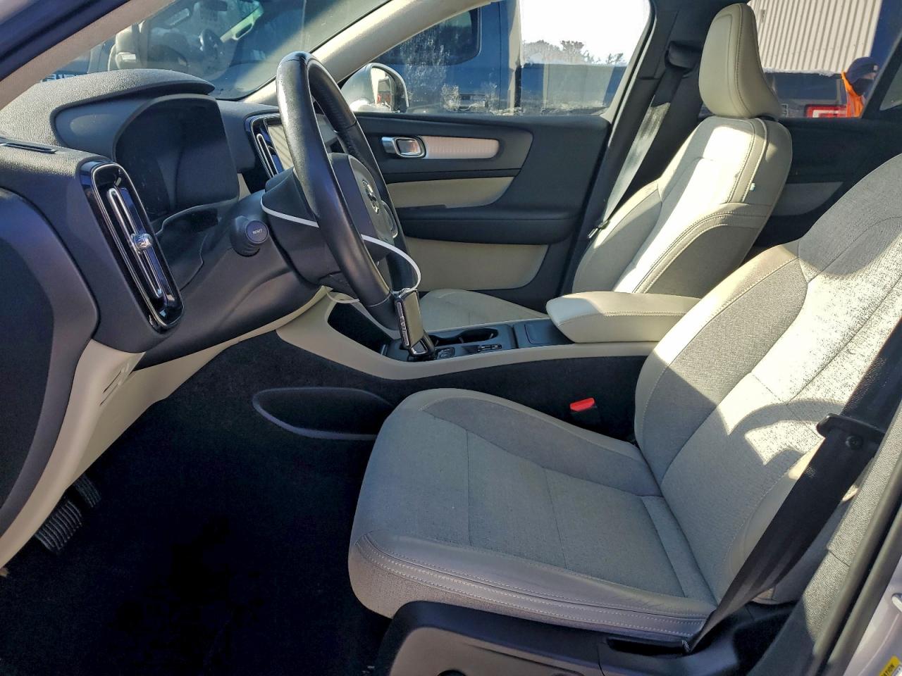 2020 VOLVO XC40 T5 MOMENTUM photo 7
