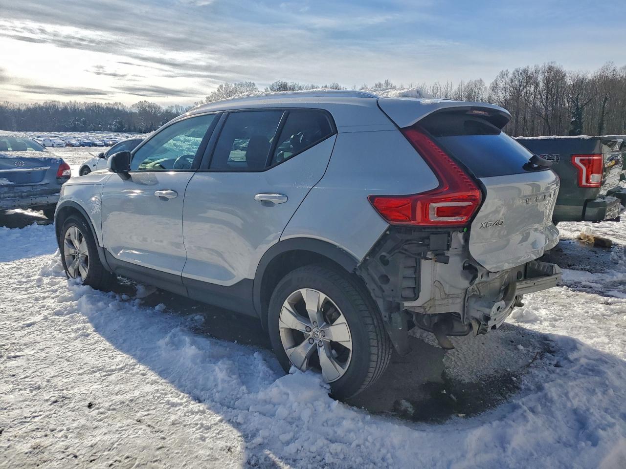 2020 VOLVO XC40 T5 MOMENTUM photo 2