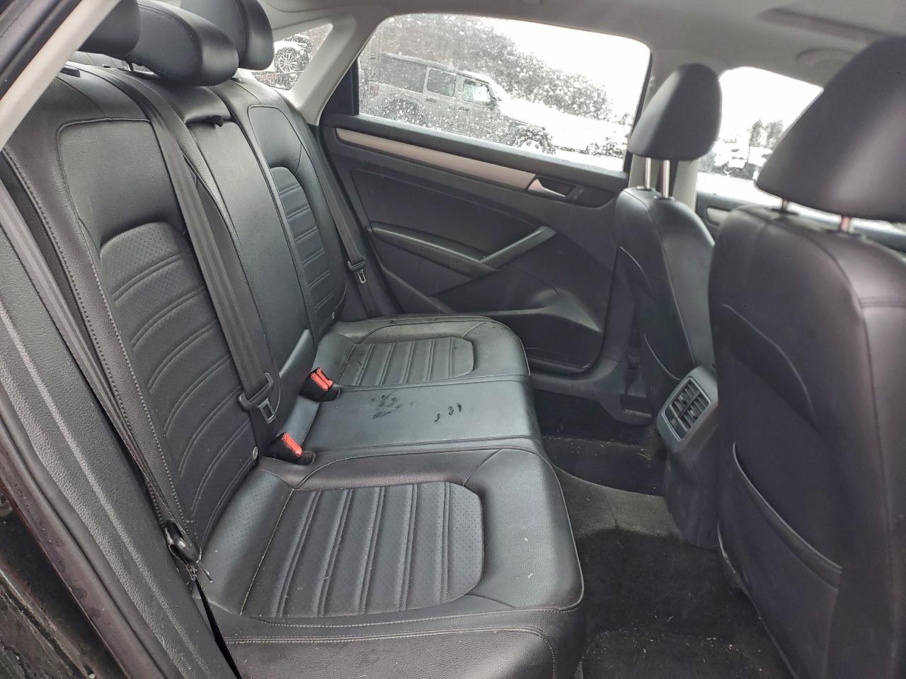2015 VOLKSWAGEN PASSAT SE photo 10