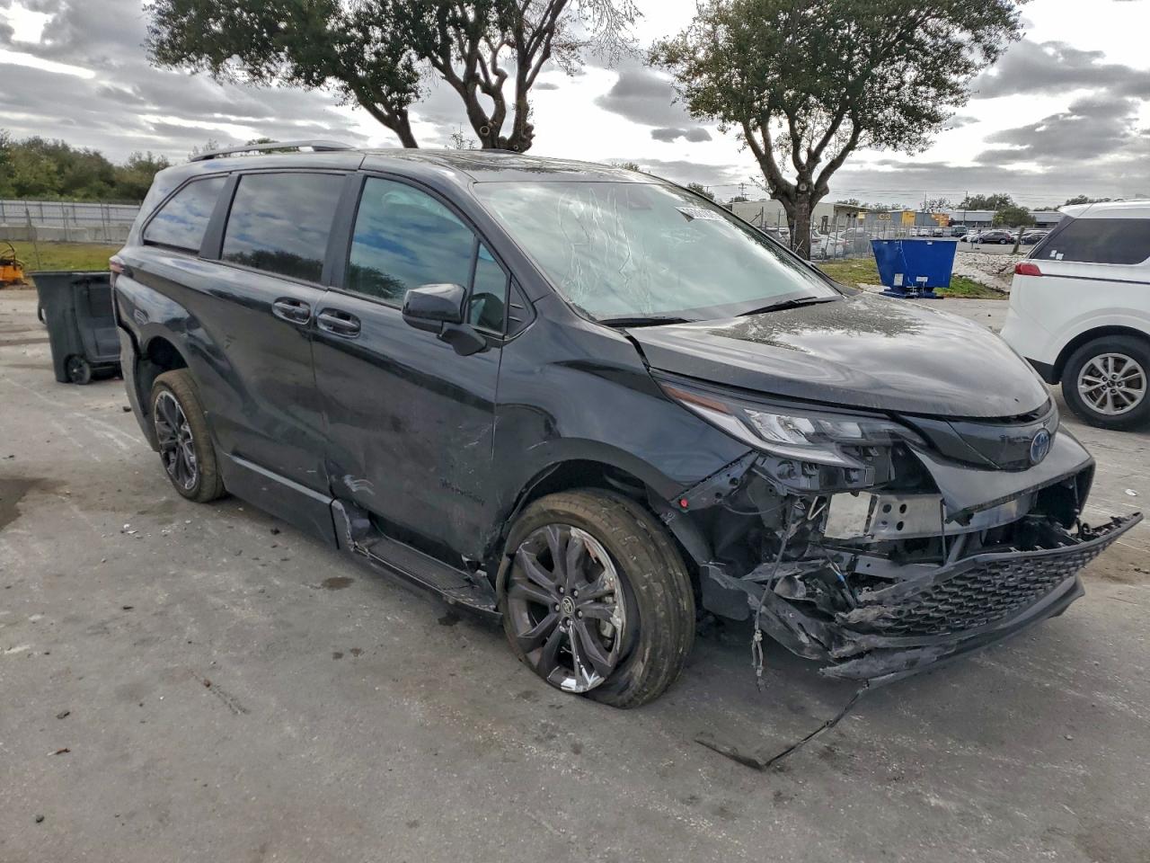 2025 TOYOTA SIENNA XSE photo 4