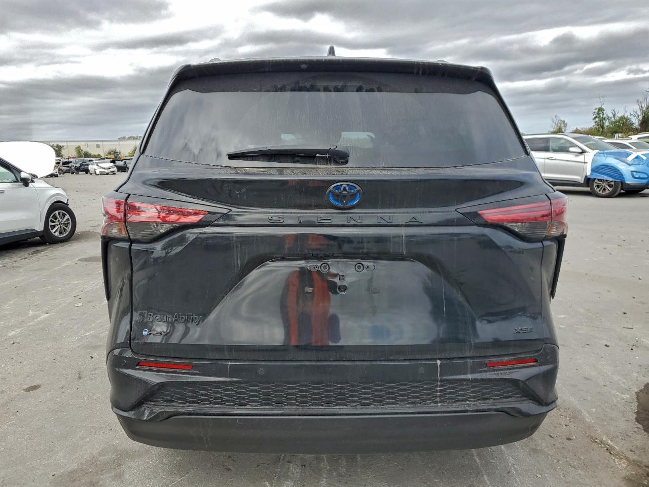 2025 TOYOTA SIENNA XSE photo 6