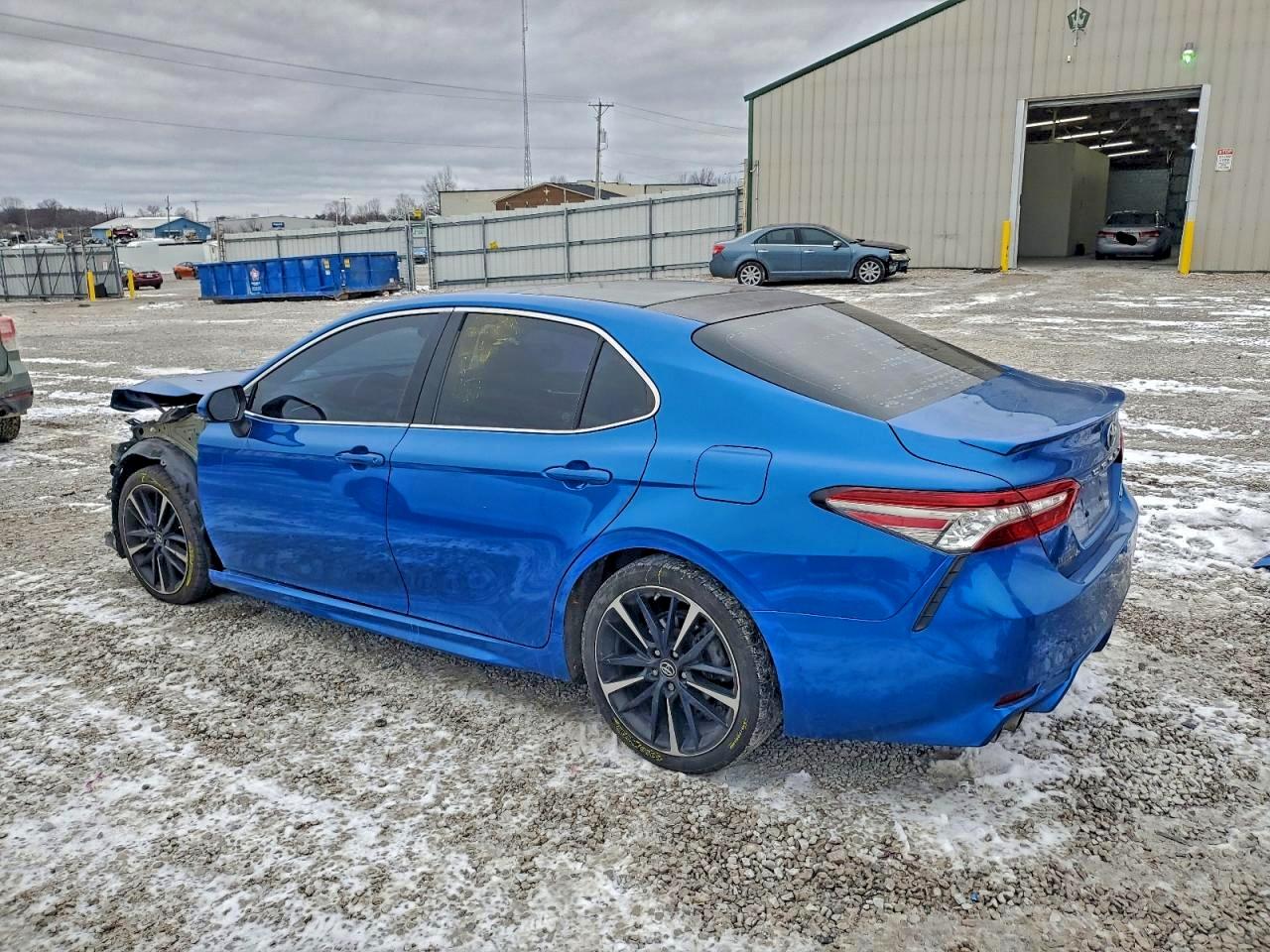 2018 TOYOTA CAMRY XSE photo 2