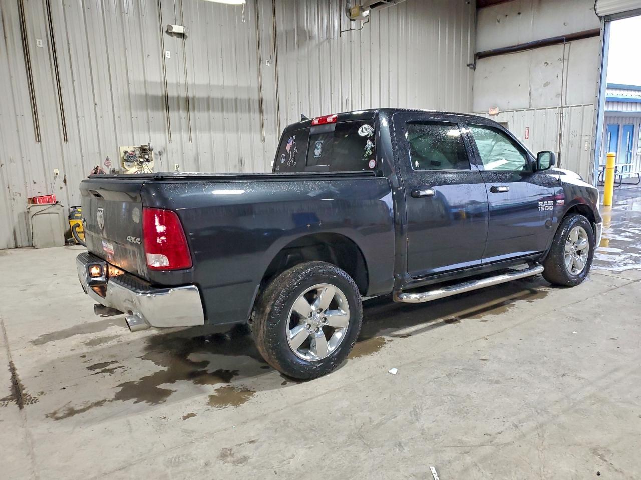 2017 RAM 1500 SLT photo 3