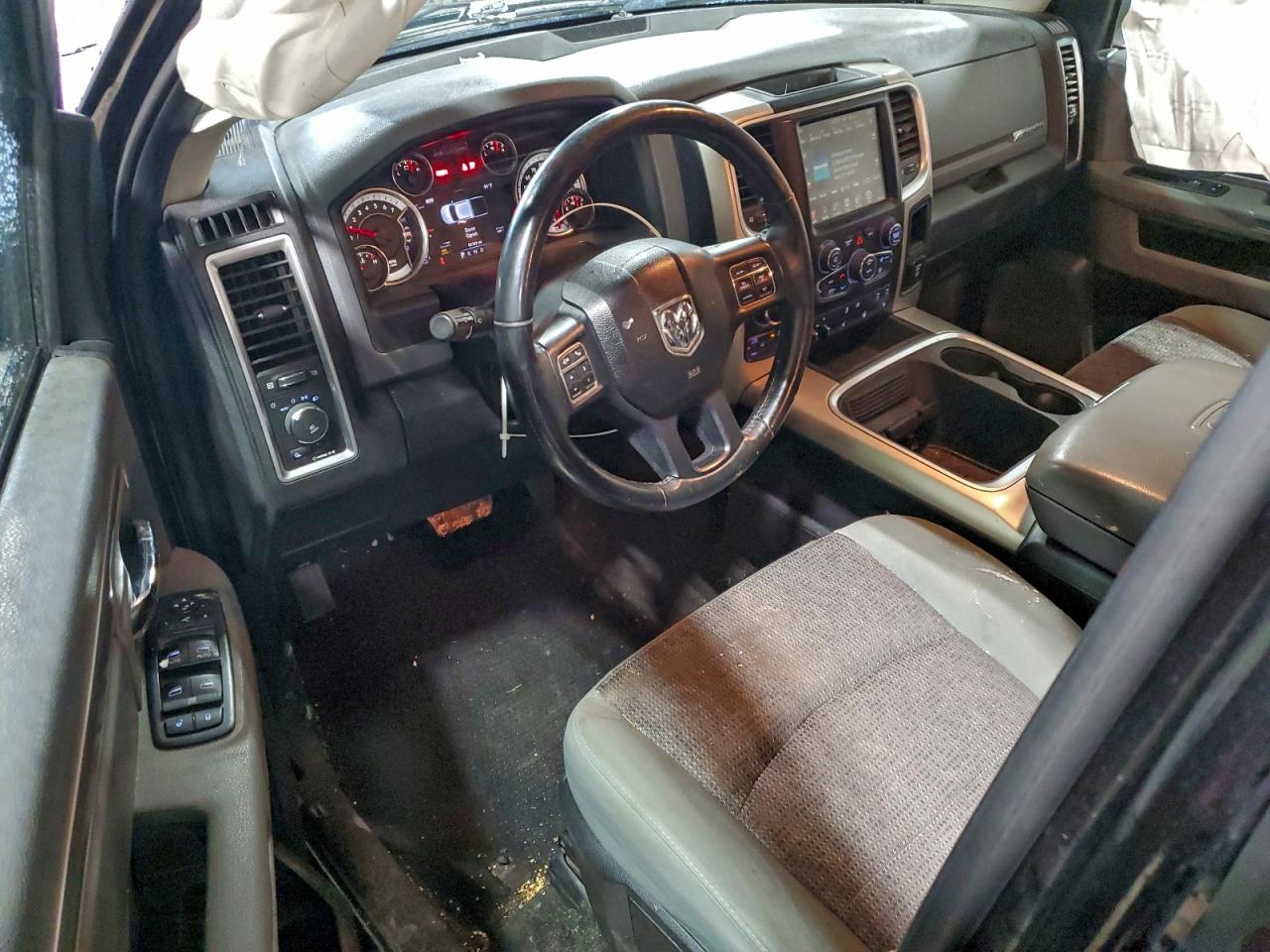 2017 RAM 1500 SLT photo 8
