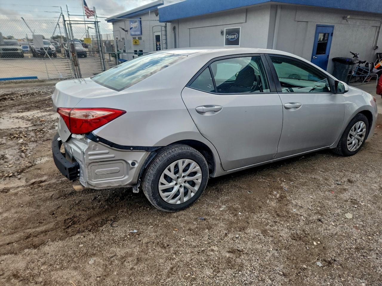 2018 TOYOTA COROLLA L photo 3
