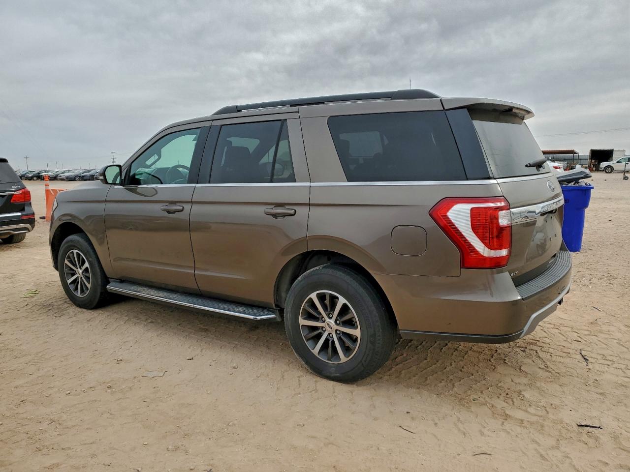 2019 FORD EXPEDITION XLT photo 2