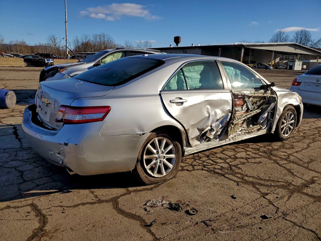 2011 TOYOTA CAMRY BASE photo 3