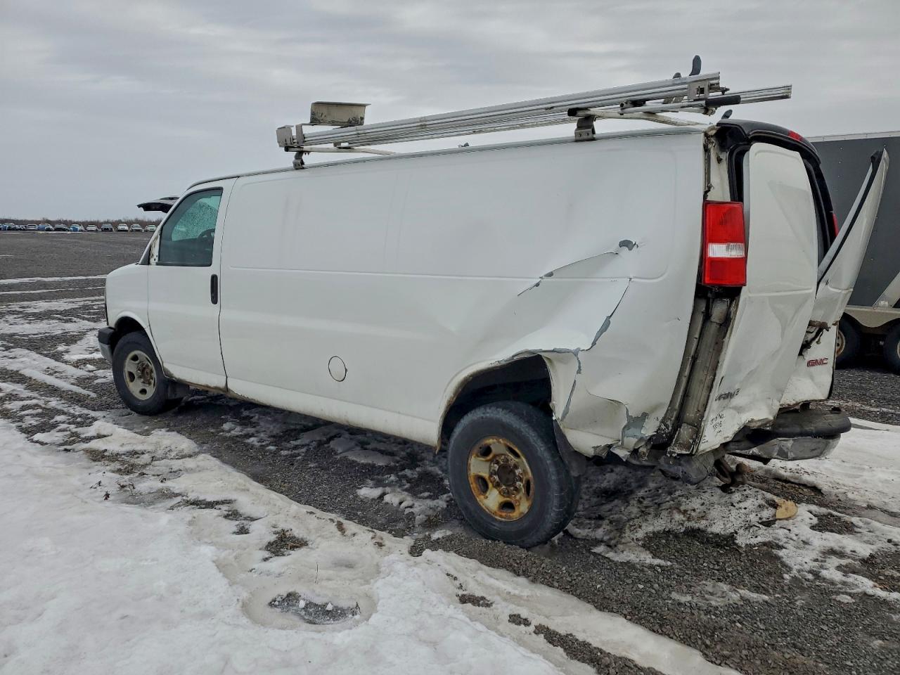 2013 GMC SAVANA G3500 photo 2