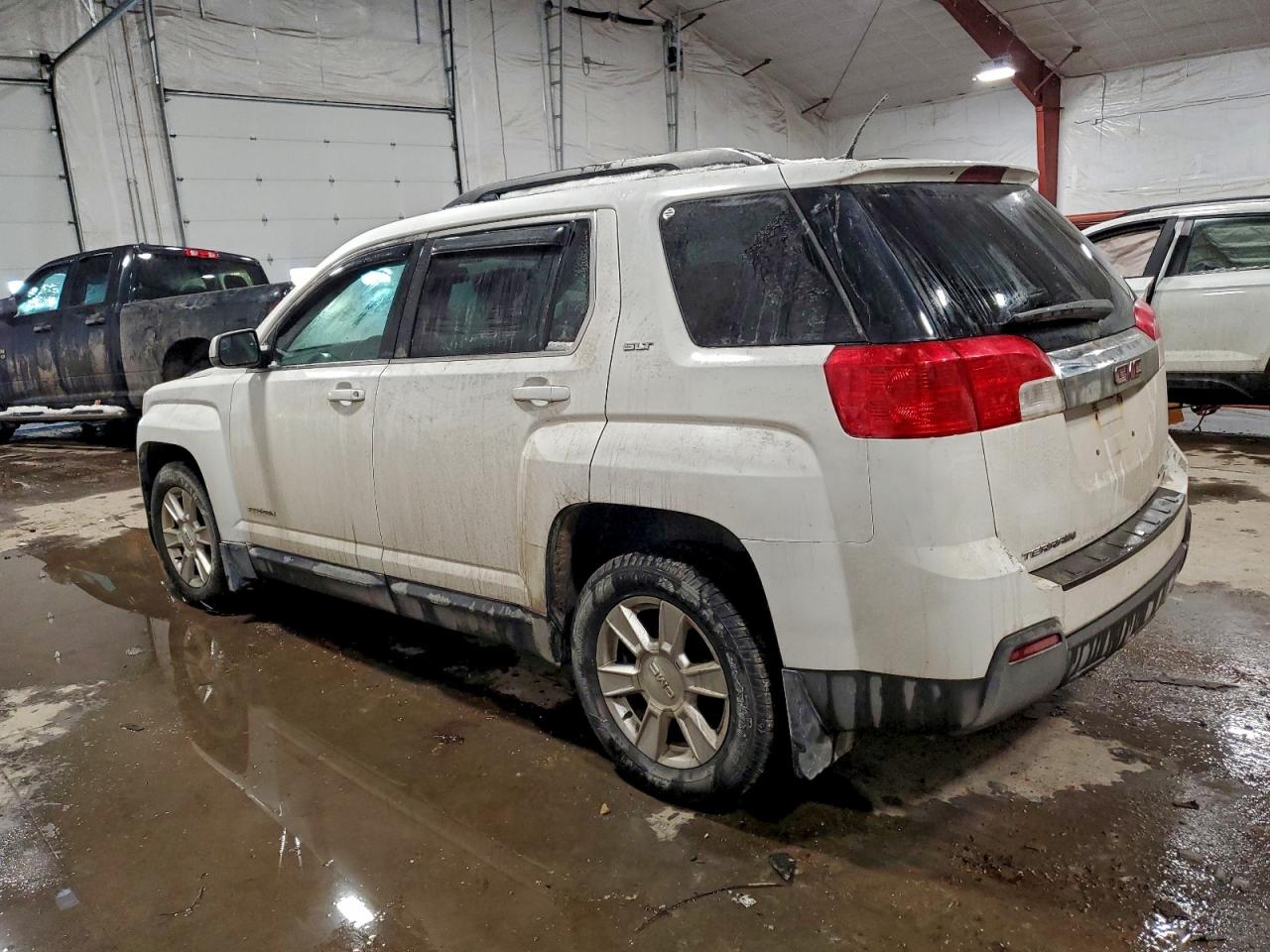 2013 GMC TERRAIN SLT photo 2