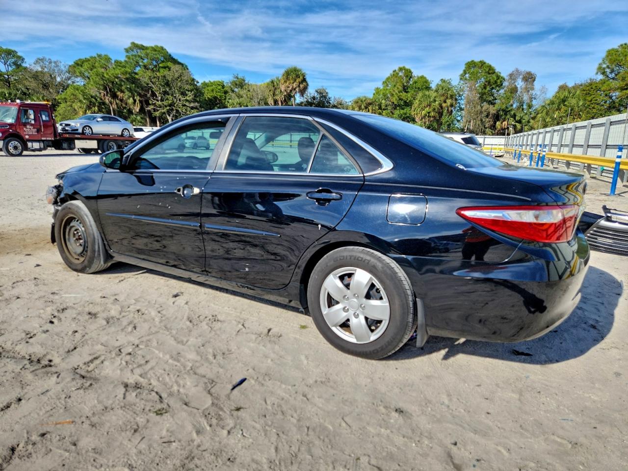 2016 TOYOTA CAMRY LE photo 2