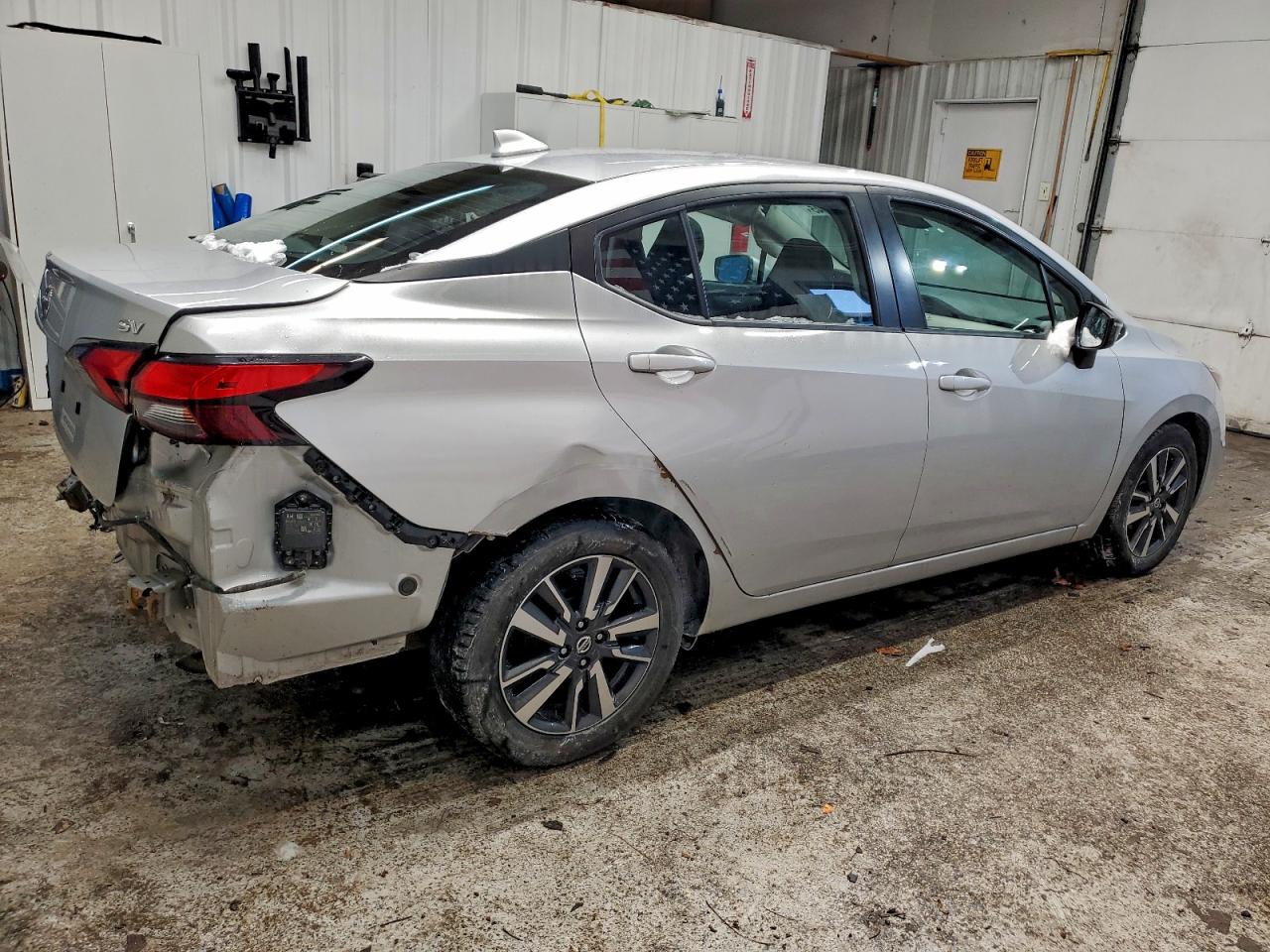 2021 NISSAN VERSA SV photo 3
