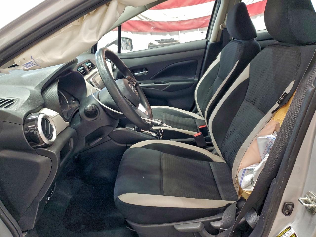 2021 NISSAN VERSA SV photo 7