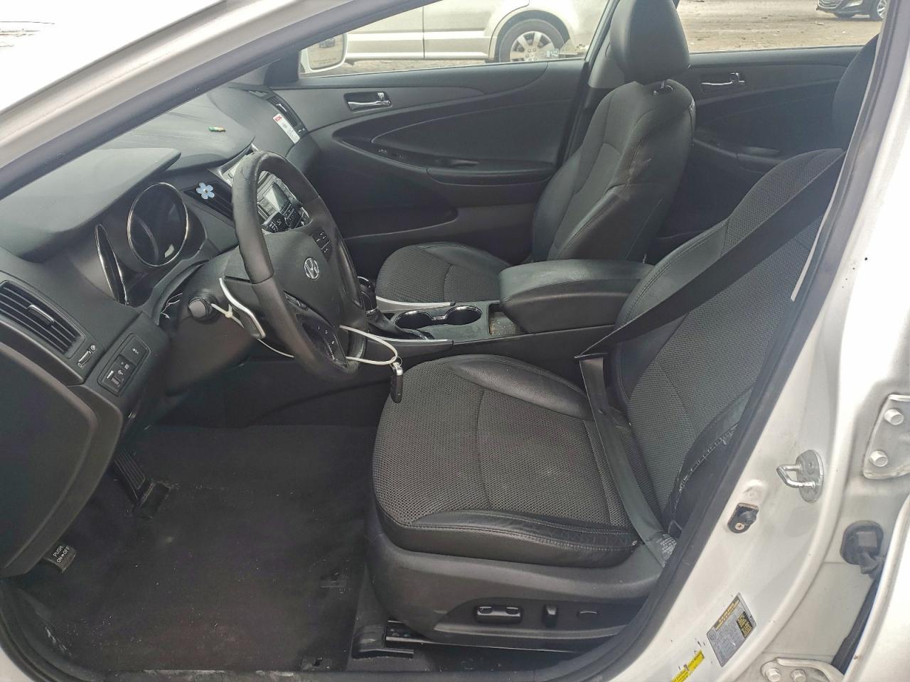 2011 HYUNDAI SONATA SE photo 7