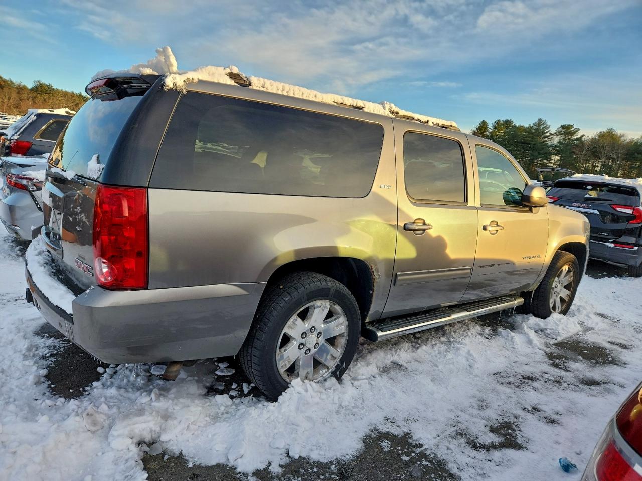 2012 GMC YUKON XL K1500 SLT photo 3