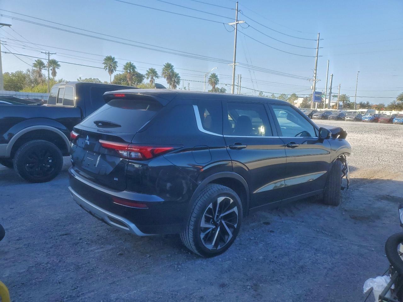 2024 MITSUBISHI OUTLANDER SE photo 3