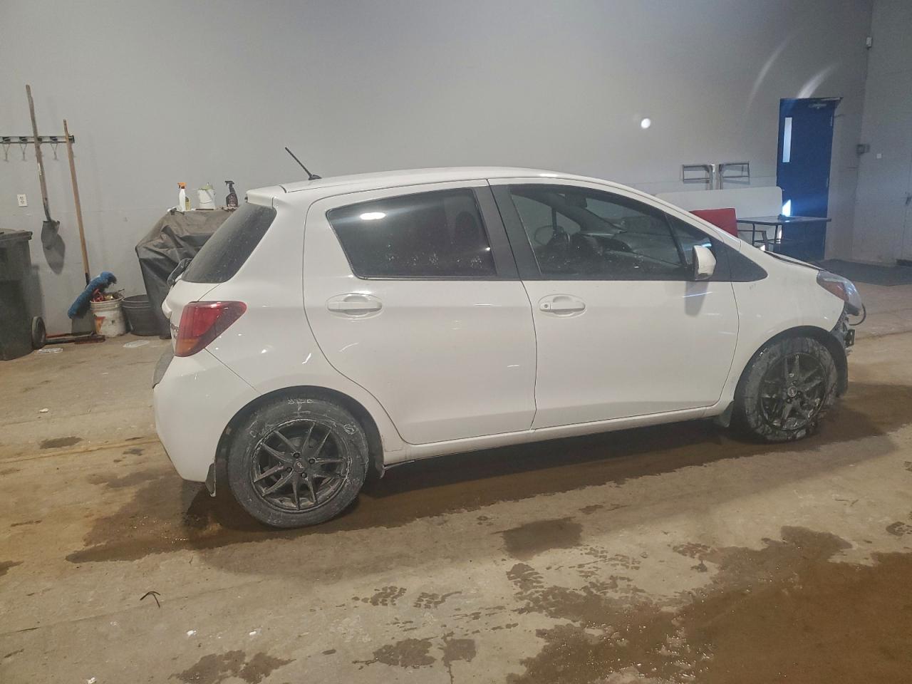 2015 TOYOTA YARIS photo 3