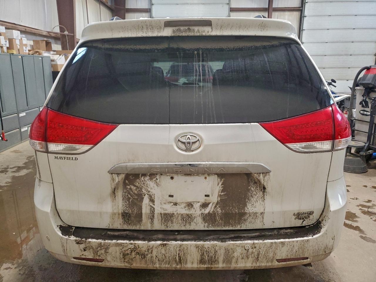 2014 TOYOTA SIENNA XLE photo 16