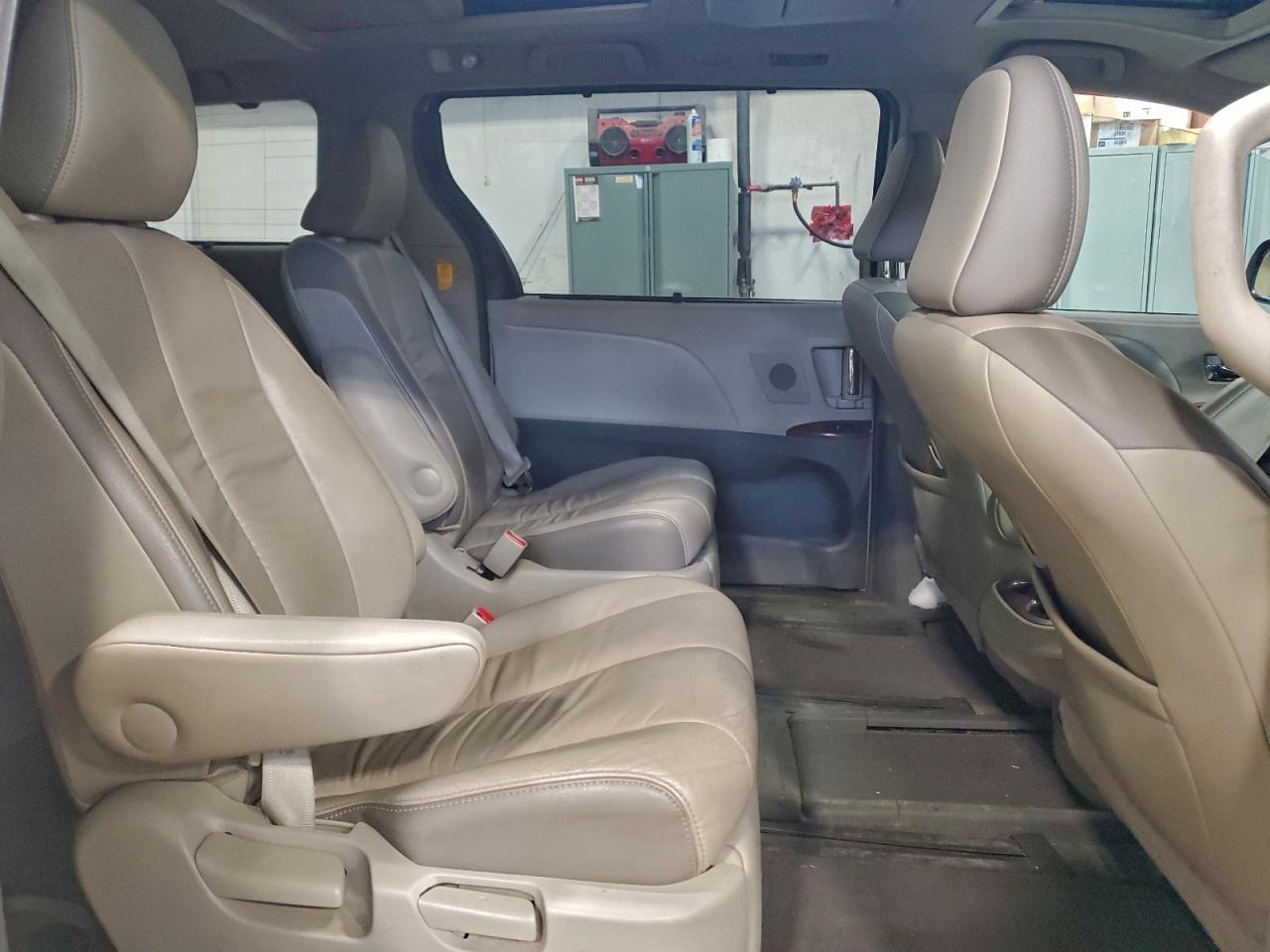 2014 TOYOTA SIENNA XLE photo 31
